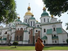 世界遺産でもある聖ソフィア大聖堂。
キエフ最古の教会で世界遺産にも登録されている。
17世紀後半にウクライナバロックで再建されたが、内装は11世紀のモザイクが等が残っている。
ちなみに入場料は100UAHで、内部はモザイク保護のため写真撮影は不可。
内部はフレスコ画とモザイクで埋め尽くされていて、とても豪華。