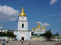 聖ミハイルの黄金ドーム修道院。
もともと11世紀に創設された修道院だったが、ソ連の宗教弾圧の一環としてすっかり取り壊されたものが2000年に再建されたもの。
ここの土産屋でキエフのスプーンを購入（120UAH)