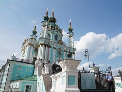 聖アンドレイ教会。
ロシアバロック様式の華麗で優雅な教会。
修復中のため内部には入れなかった。