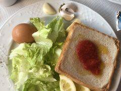 嬉しい朝食付き。
毎朝たくさんいただきました。

窓からローカルな人たちがチュロスにチョコレートを付けて食べながら
歩いている様子が見えます。