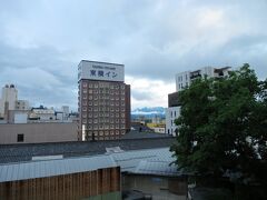 おはようございます。
ただ今の時刻は５時10分です。
夜中は強い雨が降りましたが、まもなく雨が止みそうです。

昨夜は３軒のハシゴ酒をしたのにも関わらず二日酔いは一切ありません。
多分、美味だれ焼き鳥のニンニクたっぷり入ったタレのおかげでしょう。