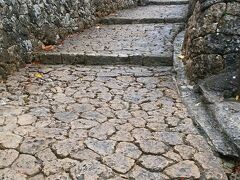 金城町の石畳道を歩きます。小雨が降ったり止んだりで湿度がすごいですが、濡れた石畳が続き雰囲気があります。