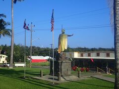 ハワイ島北部のカパアウという小さな町にあるオリジナルのカメハメハ大王像。