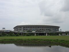 新横浜公園内にある日産スタジアム
国内最大級のスタジアムで横浜Fマリノスの本拠地です

遊水地内に建設されているので万一に備えて高床式で建築されています
