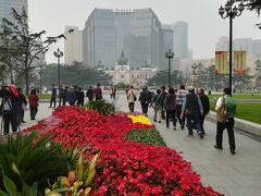 そうこうするうちに、あっという間に大連周水子国際空港に到着。富山からわずか2時間半のフライトだった。旧満州の地、日露戦争の激戦の地に初めて降り立った。なぜか感動する。空港から迎えのバスで大連市内へ移動、近い！中山広場へは一時間もかからなかった。美しい造形の都市だ、さすが「東洋のパリ」か。