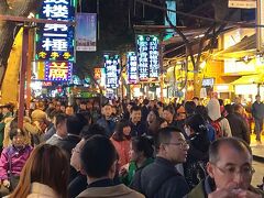 夕食後にホテルに到着。早速、街歩きをしたくなり回民街を目指す。ひたすら歩いて午後に見た鐘楼そして鼓楼のライトアップを見ながら、鼓楼の北側にある回民街に到着。すごい人混みでごったがえしている。年末のアメ横のようだ。