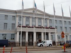 　ほんの少し間通りを歩いた。港に面したヘルシンキ市庁舎。