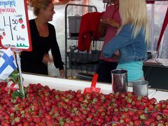 　マーケット広場のイチゴとベリー。ヘルシンキ市民のこの季節の楽しみは森に入ってベリーを摘むことだそうだ。