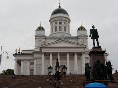 　正面にルシンキ大聖堂