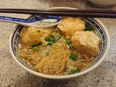 香港に来たら必ず食べる雲呑麺。
海老がプリプリです。
以前は5個入ってけど、今は3個だけ。
でも美味しい。