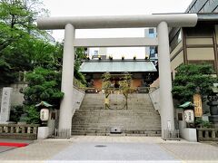 佛願寺を出ると目の前に芝大神宮（http://www.shibadaijingu.com/html/about-shibadaijingu.html）の鳥居が現れます。