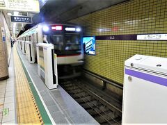 途中乗り換えした東京メトロ半蔵門線の青山一丁目駅のホームは、ホームドアがあるのに扉がなぜか閉まっていない？？

電車も来ても作動してないので、まだ運用開始になっていないのかも・・・