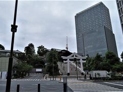 外堀通りの山王下交差点に到着。

日枝神社の鳥居が見えます。
鳥居右は政治家も宿泊する有名なザ・キャピトルホテル東急。