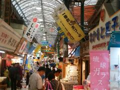 牧志公設市場の通りを巡ります。いろんなお土産があって楽しいですね。