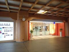 改札口のある２階は駅ビル「ビエラ奈良」に直結。