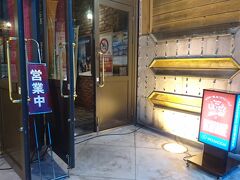 ホテルから２ブロックほど、すぐ、近くでしたが、海風が冷たいでした。お店の前に立っていた呼び込みのお兄さんも寒そうでした。