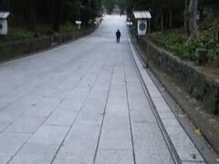 翌朝、荷物をホステルに置いたまま出雲大社を参拝してきました。

伊勢神宮とはまた異なり、山陰らしい神社のように思いました。
悪天候で朝8時すぎということもあり参拝者はほとんどいませんでした。