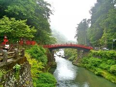 最初の観光スポット日本三大奇橋のひとつ「神橋」

昔は将軍などの特別な方しか渡れなかった橋を、今は300円で渡れるようになっていますが、まぁ、渡りませんでした…