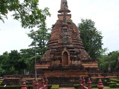 ☆ワット・スラ・シー☆

スコータイ歴史公園内にある中規模の寺院。城壁内にあるトラパン・トラクアン池に浮かぶ小島に建立され、境内にはスリランカ様式の仏塔が大小合わせて9つ、東には礼拝堂、池の真ん中には本堂が配置されています。