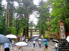 徳川家康を神として祀る霊廟「日光東照宮」
平日の雨模様でも、さすがの賑わい。