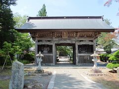 常堅寺というお寺の境内を抜けて行きます。
山門には立派な仁王像が。

お寺にも少しだけ駐車場はありますが、お寺に御用のある方以外は
駐車しないでくださいとの立て看板あり。
真面目に守りましたが、止めてる方もいました。