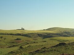 マラケシュからツアーバスに乗り、一路カスバ「アイト・ベン・ハッドゥ」へ。

ツアーバスの車窓からは、緑の絶景。
