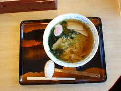 お昼はここでラーメンでも。
と思っていたので、予定通りシンプルなしょうゆラーメンを。

これ、美味かったんですよ！