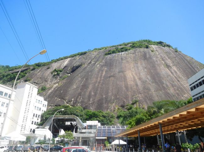 コルコバードの丘への登山電車の駅から約20分の13時頃、ポン・ジ・アスーカへのロープウェイ乗り場に到着しました。写真はポン・ジ・アスーカの反対側の岩山です。コルコバードの丘からも見えましたが、リオデジャネイロは本当に岩山、奇岩が多いですね。