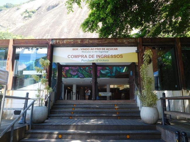 ロープウェイに乗ります。