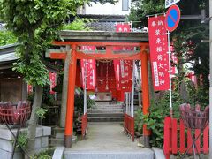 装束稲荷神社。昔はこの辺に大きな榎の木があって、大晦日には各地から集まった狐たちがその榎の木の下で装束を着替え、王子稲荷に参拝したという伝承がある。