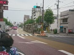 ホテルで一息ついた後は名古屋駅のバス乗り場から名古屋市営バスの「基幹２」にのり40分程で、萱場バス停に到着。基幹２バスはバスレーンを走り、主要なバス停にしか止まりませんでした。画像の中央向こう側に見えるのがバス停です。
