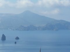 　9:20  ヴルカーノ島パノラマ
リパリ島から800mしか離れていません。活火山で、太古には２つの島を合わせて巨大な火山だったそうです。