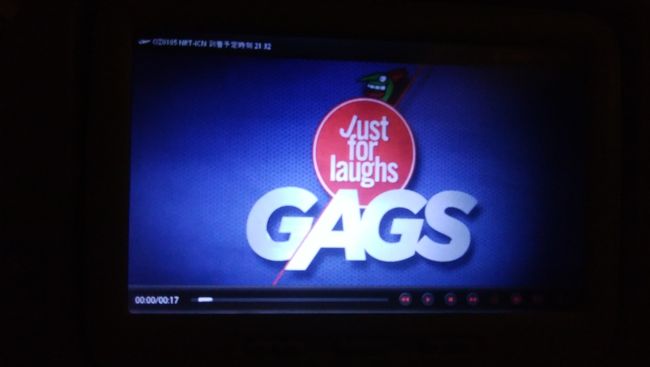 今回はいつもに増してバタバタの出発。<br />業務終了からフライトの時間まで３時間あるから余裕～と思いきや、引継が終わらず残業。<br />おまけに、旅行保険入ってないことに気付いて搭乗前に慌ててネットで加入。<br />仁川に着くのが遅いから、近くのチムジルバンに１泊しようかと思ってたけど、仕事の疲れもあり、急遽富平にある東横インを予約。<br />そんなことしてたらあっという間に搭乗して出発。<br /><br />今回は何年かぶりのアシアナ航空。<br />最近もっぱらLCCだったもので。<br />私はいつも座席は窓側派。<br />隣は念願の韓国男子(笑)。<br />特に話はしなかったけど。<br /><br />離陸してすぐに入国書類が配られる…と思いきや、機内食が出て来た！<br />プルコギごはんとゴマ豆腐、ベルギーワッフルでした。<br />付いてきたコチュジャンを隣の韓国男子の半分も入れてないのにだいぶ辛い！<br />おまけにアルコールはないらしい(T_T)<br />仕事の後のビール！を待っていたのに！<br /><br />Just for Gagsっていう大好きな海外ドッキリ番組を見て大笑いしているうちに、あっという間に着いてしまった。