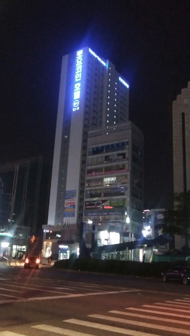急遽予約した富平駅前の東横イン。<br />飛行機が着くのは22:05の予定だったので、それからソウルに行くのは遠い。<br />それに、前から富平には行ってみたかったんだよね。<br /><br />飛行機が21:30頃には着いて、入国審査もスッカスカ、荷物のPickupも順調だったから、22:30にはバス停に向かえたので、富平駅行きのバス乗り場に急ぎます。<br />終バスが23:00なのよね。<br />バス停はなんなく探せたものの、すごい列！<br />ほどなくしてバスが来たものの、乗り切れなくて次のバスに。<br />15分くらい待って、やっと乗ろうと思ったら…運転手さんにすごい勢いで怒られるヾ(・ω・`;)ノぁゎゎ<br />韓国語だから全然何言ってるか分からん(笑)。<br />韓国語分からない、と言うと、「分からなくてもダメ！」って更に怒られ(笑)。<br />結局大きなスーツケースは持ち込めないみたいでした。<br />並んでる間若干そうじゃないかと思ったんだよねぇ。<br />空港発なのに、このバスの列は誰も大きなスーツケースを持ってなかったから。<br /><br />仕方なく地下鉄で向かうこととします。<br />乗り換えがあるから面倒だし、そもそも終電に間に合うのかな、とちょっとドキドキしつつ。<br /><br />そして無事到着！<br />駅の出口出て目の前、隣にはセブンもロッテマートもあり立地Good！<br />