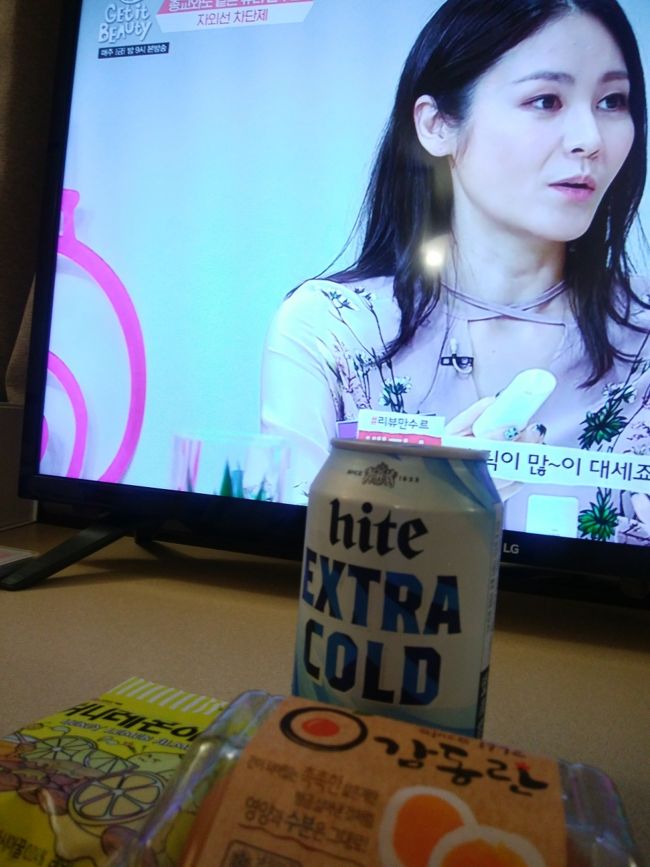 機内でビールが出なかったので、隣のセブンで買ってきました(笑)。<br />おつまみには、大好きな感動卵(味付き卵)と、あのアーモンドシリーズにハニーレモンが出ていたのでそれを。<br />この卵は韓国に来る度に必ず食べます。<br />アーモンドも美味しい！<br />はちみつレモンの味！そうか、ハニーレモンだもんね(笑)。<br />感動卵W1,900、ビールW2,000、アーモンドW1,200。