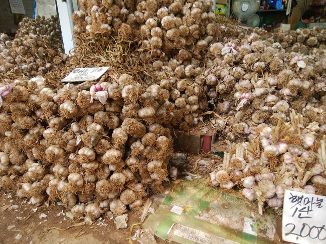 これは…？<br />にんにくだ！<br />すごい、このまま売ってるの初めて見た(笑)。