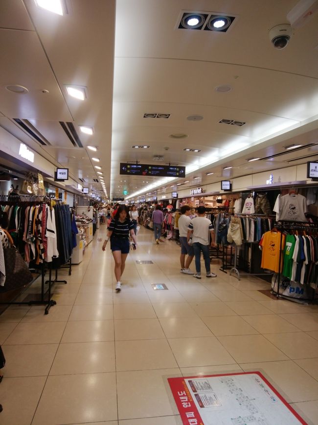 富平地下商店街。<br />結構規模が大きいと聞いていたけど、閑散としていたせいか、そんなに？という感じで。<br />まぁ、でも、じっくりぶらぶら見たら掘り出し物がありそうだな。<br />W10000のブラウスを１枚Get。