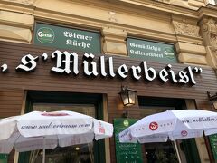 ケルントナー通りやオペラハウス周辺を歩き回り、夕食に選んだのがこの店。
ウィーン初日は様子もよくわからないので、ネットで調べて日本語メニューがある店を選んだ。