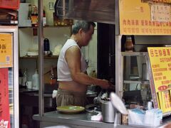 おおぉ～
看板どおり、シャツをめくりあげ、お腹を出しての調理。