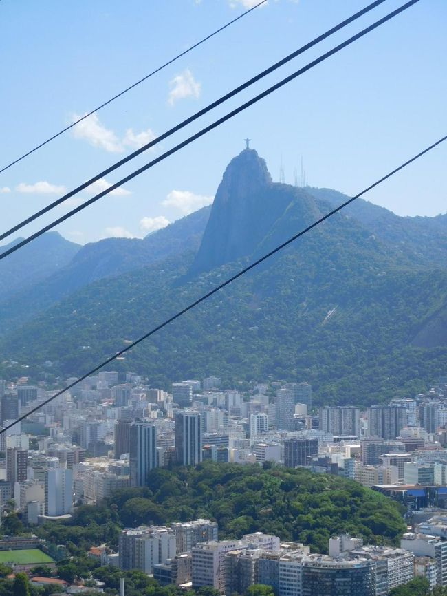 丘のふもとに高層ビル群があって、実に素晴らしい景観です！