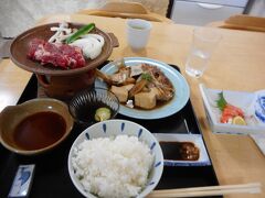 今日の宿は安芸津で　ここは東広島市
お手軽値段で肉魚充実のおかず