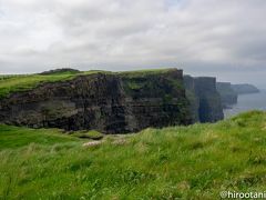 「モハーの断崖」に到着。アイルランドの西海岸、クレア県の沿岸にある大西洋に突き出した断崖絶壁。