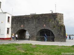 スペイン門。1594年に波止場を守るために４つの門が建てられましたが、現在残っているのはこのスペイン門だけ。
