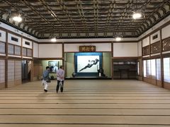 傘松閣の天井には、一面に230枚の絵が埋め込まれている。鯉2枚・唐獅子2枚・リス1枚の5枚を見つけると願いが叶うと言われているらしい。ちょっと無理でした。