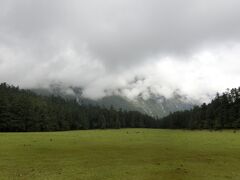 雲杉坪のゴール地点。
本当は奥に玉龍雪山が見えるのだが、あいにくの天気。

はたして麗江にいるうちに玉龍雪山は見れるのだろうか。