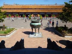 　そして王宮門の左側には、王朝の菩提寺又は廟の前閣であるといわれている顕臨閣があります。写真はそこからから撮った、歴代皇帝を祀った世祖廟です。庭には歴代の皇帝の名前を記した、三本足で立つ９つの大きな青銅製の釜(鼎)が並んでいます。