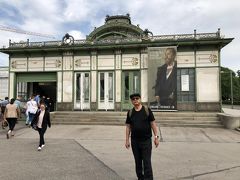 国立歌劇場の最寄り駅はカールスプラッツ駅。
その駅舎はウィーンを代表する建築家オットー・ワグナーの作品。
アールヌーボーの記念碑的傑作である。
