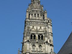 トゥール美術館のお隣りはサン ガシアン大聖堂（Cathédrale Saint-Gatien）、、

トゥール美術館の庭園からサン ガシアン大聖堂の鐘塔がきれいに見えます、、

