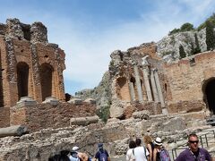 　ギリシア劇場
　ＢＣ３世紀　ギリシア人が建設し、２世紀ローマ時代に改築し、円形闘技場として使用。収容5000人。シチリア島ではシラクーサに次いで２番目の大きさです。