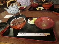 大人のランチはうなぎ
私の上丼は2200円でウナギが1/2匹でした。
